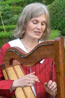 Cora Büsch beim Harfenspiel - Die Zauberharfe